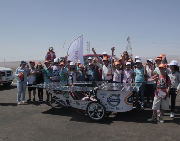 SunEdison invitó a 30 niños al primer punto de control ubicado en María Elena para conocer los distintos autos solares en competencia.